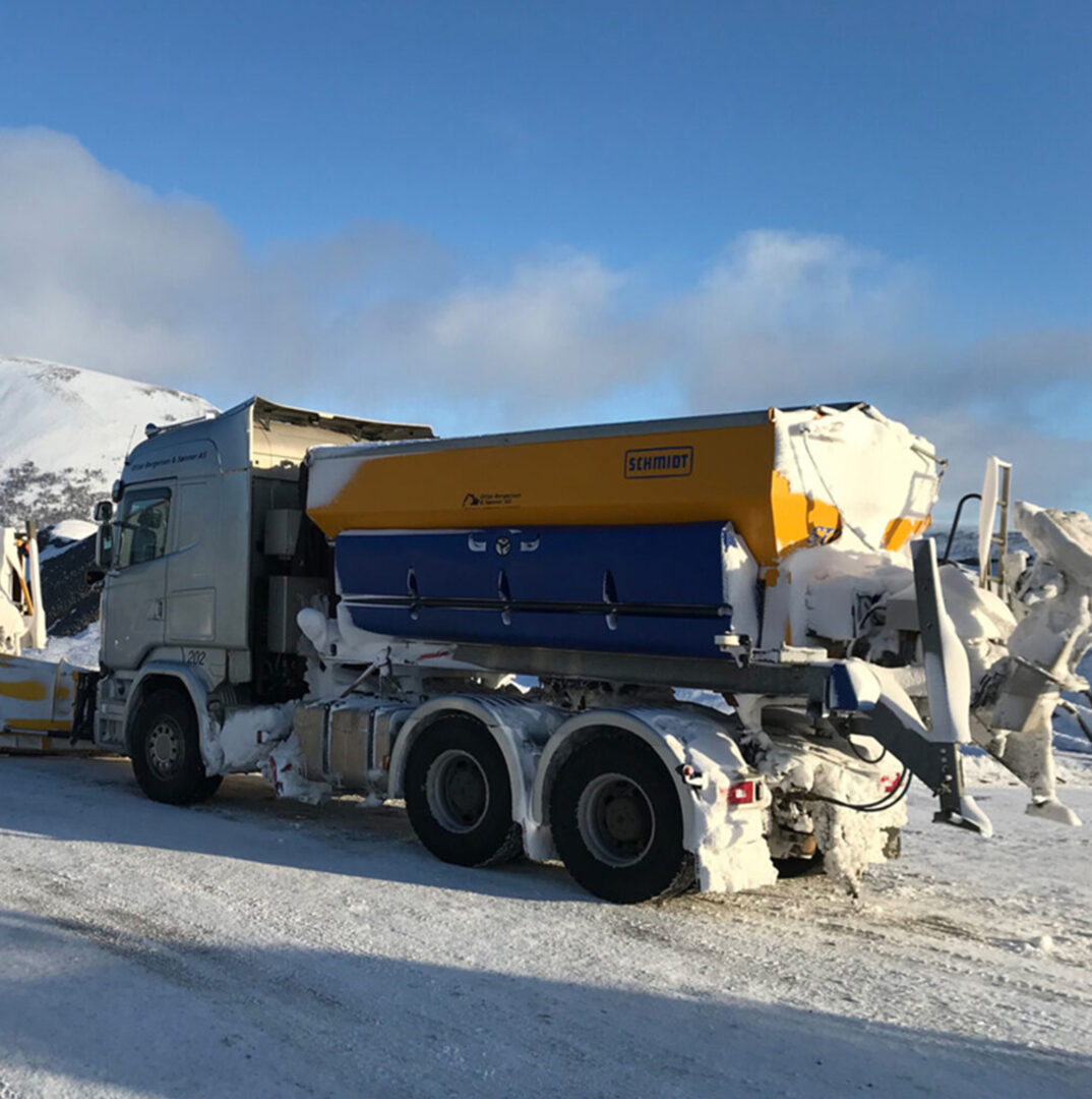 Lastebil klar for brøyting i Vesterålen