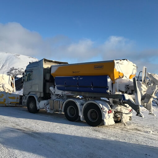 Lastebil klar for brøyting i Vesterålen
